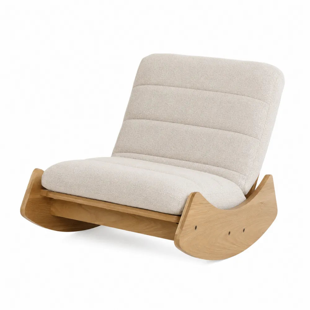 Poltrona a dondolo imbottita in tessuto bouclé beige con struttura in compensato effetto rovere 82 x 76 x 78 cm