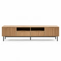 Mobile TV rettangolare in MDF effetto rovere naturale con ante a doghe vani aperti e gambe in acciaio nero 180 x 40 x 55 cm